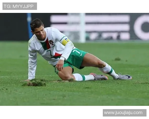 足球明星与妻子甜蜜互动瞬间揭示幸福生活的秘密与感动