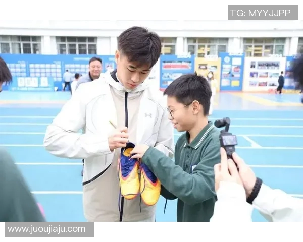 足球明星与孩子们的快乐时光共同分享梦想与激情的温馨瞬间