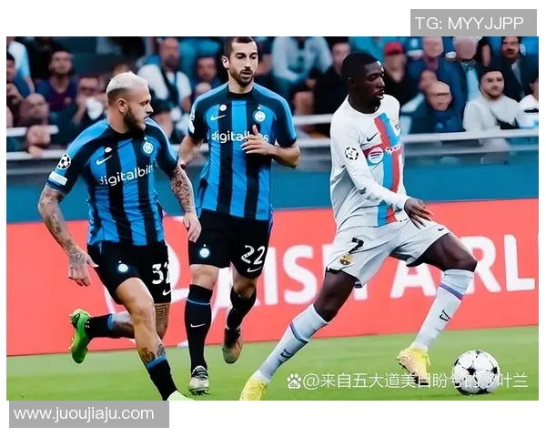 足球明星与观众背影交织的瞬间展现了激情与梦想的完美结合