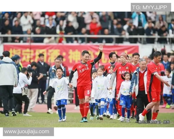 足球明星亲临现场与球迷互动热情高涨引发观众席欢呼声不断