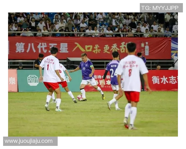 足球明星回馈故乡积极援助家乡发展助力青少年成长