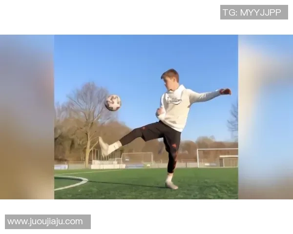 足球明星品尝西红柿的趣味视频分享让你大开眼界的美食体验