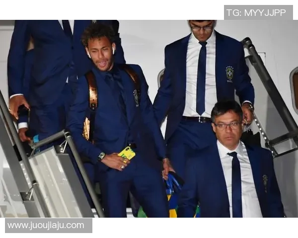 足球明星大衣穿搭风格解析时尚与运动的完美结合