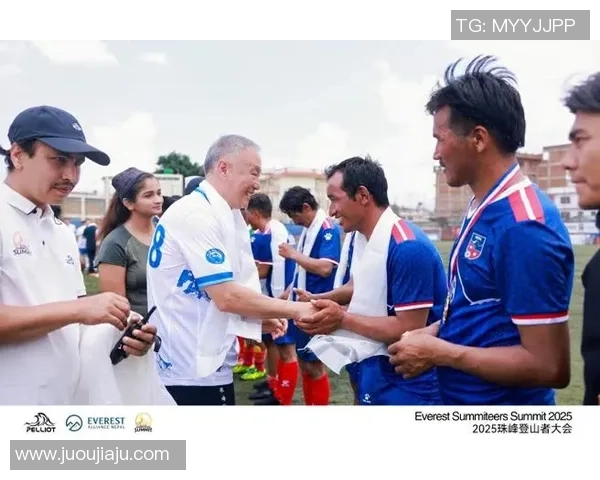 足球明星大巴上欢唱朋友情谊深厚展现团队精神与友谊的力量