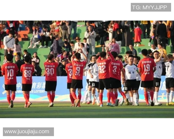 足球明星在赛场上跪下的瞬间展现了对比赛的热爱与敬意