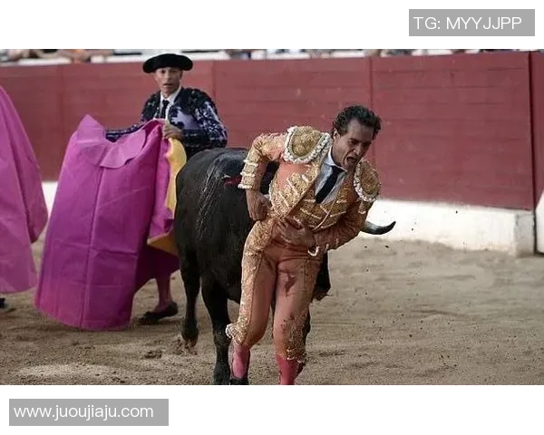 足球明星意外绊倒儿子引发热议网友纷纷围观评论事件背后故事