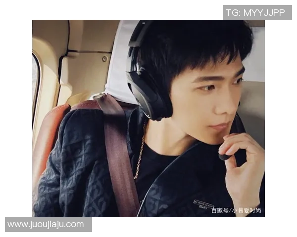 足球明星男士优雅姿势展现魅力与风采的精彩瞬间